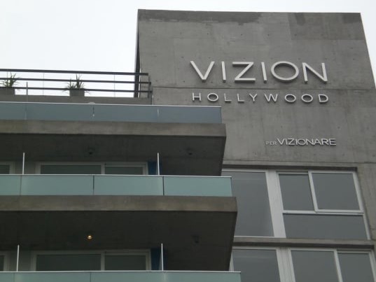 Corpóreos acero en edificio